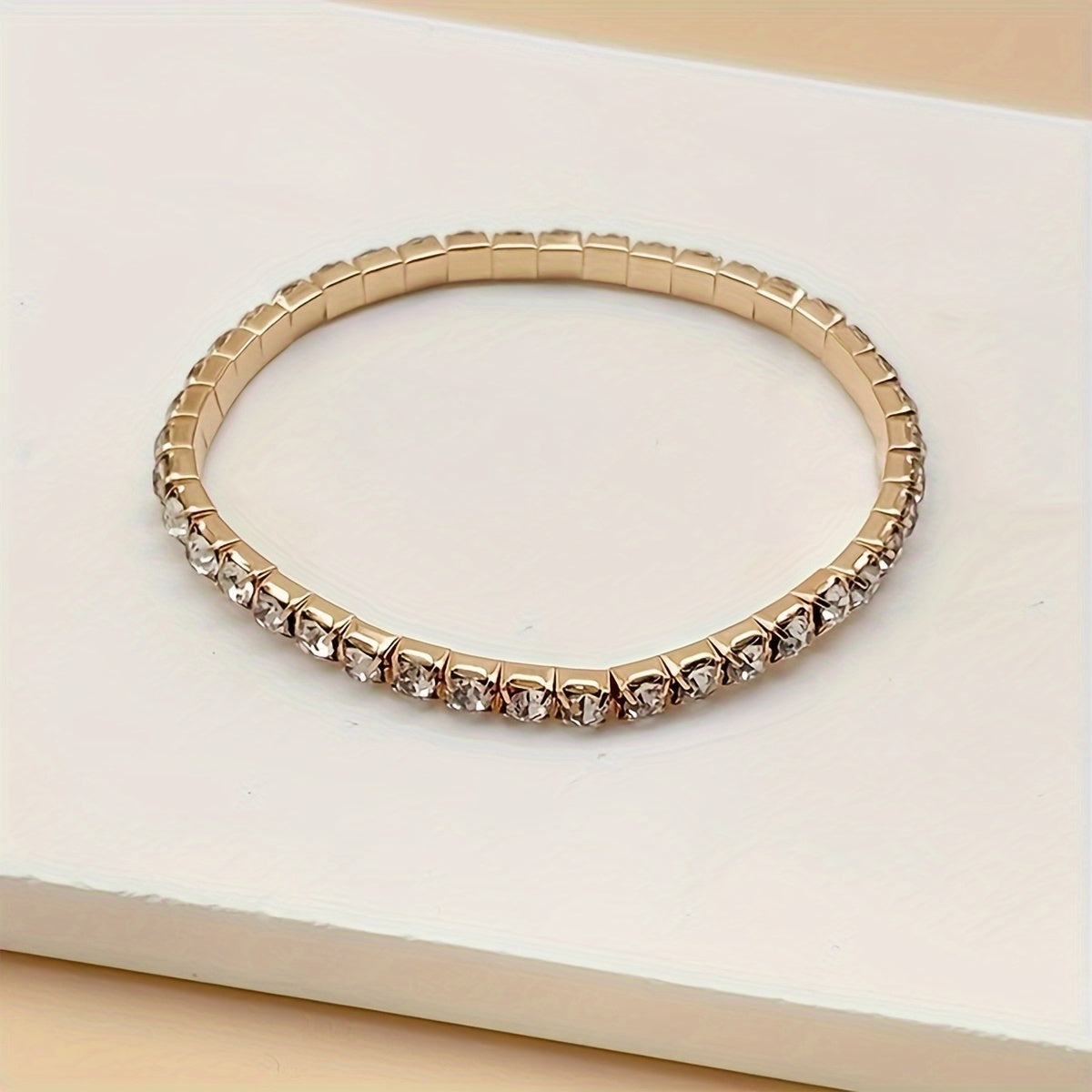 Armband mit Steinen besetzt
