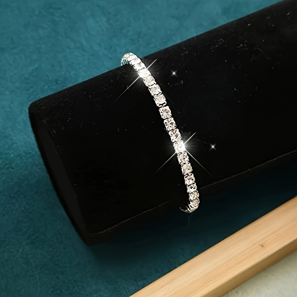Armband mit Steinen besetzt